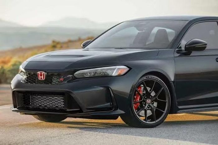 Bên cạnh các màu Boost Blue Pearl, Sonic Gray Pearl và Championship White, Civic Type R 2027 được bổ sung tùy chọn màu Meteorite Grey. Honda cũng điều chỉnh hệ thống giảm chấn ở chế độ +R, hướng tới khả năng bám đường tốt hơn.