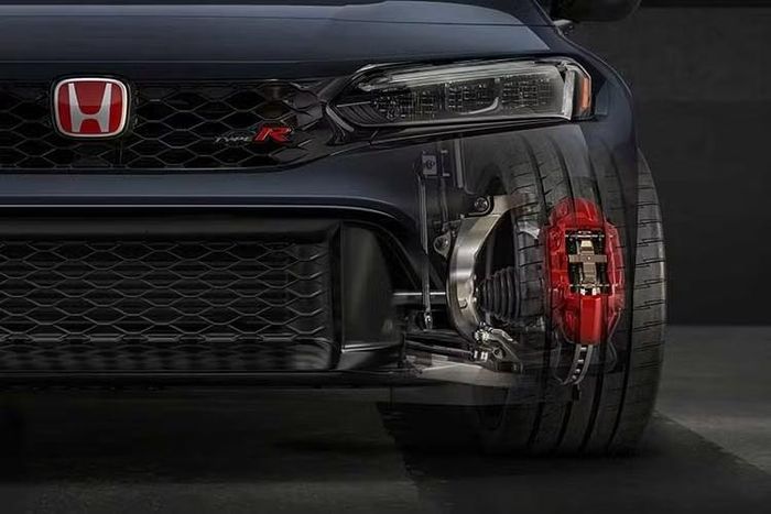 Đáng chú ý, Civic Type R lần đầu được trang bị hệ thống phanh sau va chạm trên phiên bản 2027 này. Tính năng này có nhiệm vụ hỗ trợ giảm thiểu thiệt hại trong trường hợp xe tiếp tục xảy ra nhiều va chạm sau một vụ va chạm ban đầu.