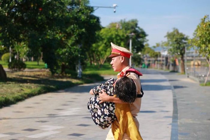 Nạn nhận được ứng cứu và đưa đến viện. Ảnh: CATP Huế.