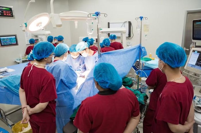Ca mổ lấy 2 thai cấp cứu - Ảnh BVCC