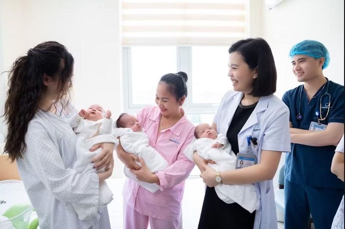 Trẻ được về nội trú với bố mẹ và bác sĩ thăm trẻ trước khi ra viện - Ảnh BVCC