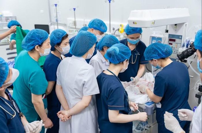 Bé đầu tiên được sinh ra, 2 bé được tiếp tục giữ trong bụng mẹ - Ảnh BVCC