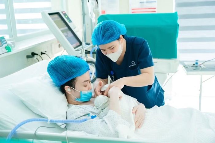 Trẻ được ấp kangaroo cùng mẹ - Ảnh BVCC