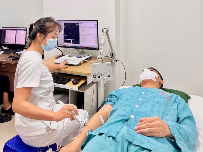 Bác sĩ kiểm tra và chữa trị cho bệnh nhân - Ảnh BVCC