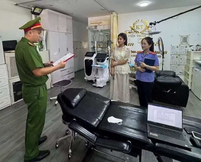 Phòng Cảnh sát kinh tế Công an tỉnh công bố quyết định khởi tố vụ án, khởi tố bị can đối với Nông Thị Tuyến. Ảnh: Công an tỉnh Cao Bằng/Nguồn SKĐS.
