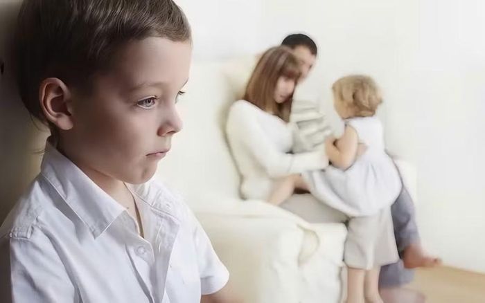 Áp lực từ những kỳ vọng và sự so sánh có thể khiến trẻ cảm thấy mình chưa bao giờ đủ tốt trong mắt cha mẹ.