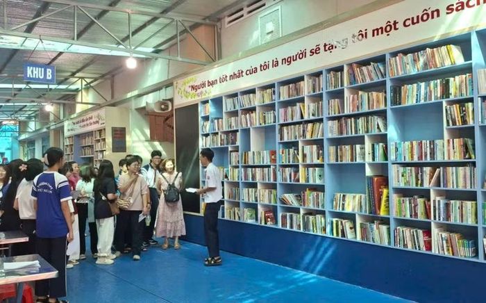 Thư viện mở tại Trường THPT Phú Nhuận với hơn 5.000 đầu sách.