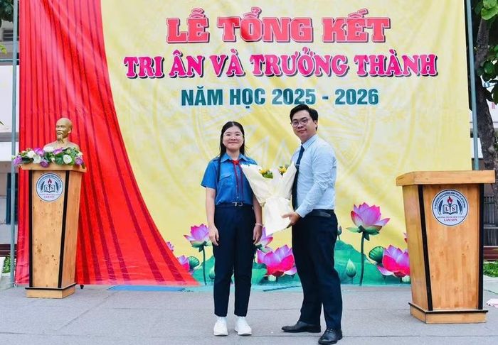 Tâm Di được ông Lưu Hồng Phong tuyên dương tại Lễ tổng kết tri ân và trưởng thành năm học 2025-2026.