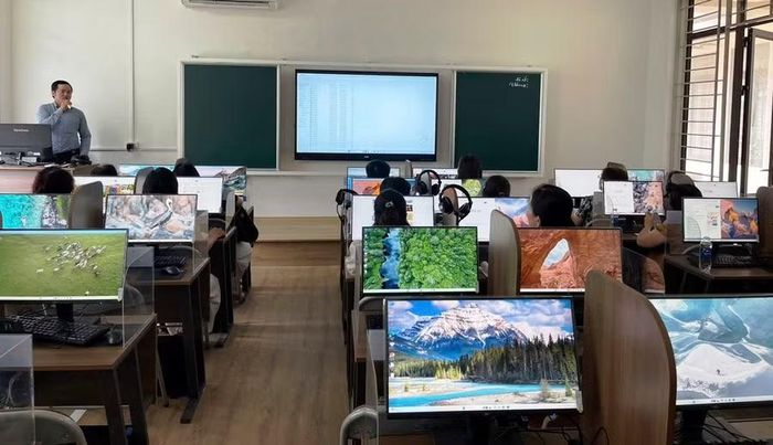 Trường Tiểu học và THCS Trần Mai Ninh được đầu tư phòng học tiếng Anh hiện đại. Ảnh: NTCC