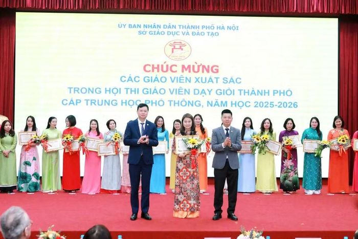 Cô Đỗ Thị Thanh Nga được khen thưởng tại Hội thi Giáo viên dạy giỏi thành phố cấp THPT.
