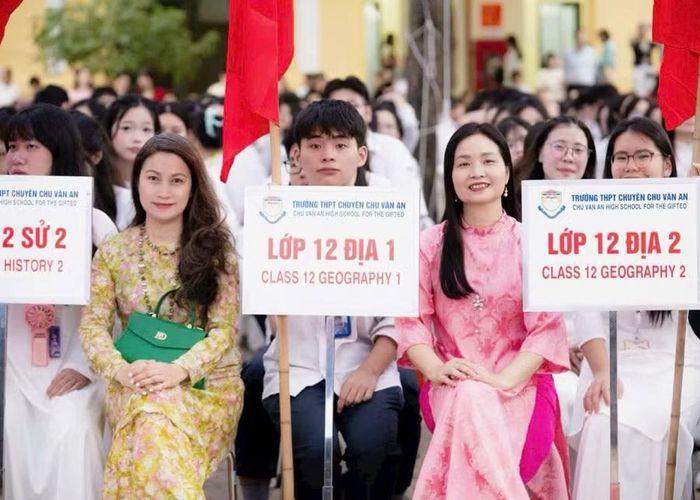 Cô Đỗ Thị Thanh Nga (trái) và học sinh cùng đồng nghiệp trong lễ khai giảng năm học 2026-2027.