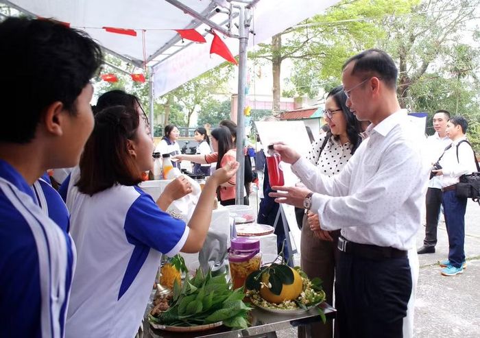 Tiến sĩ Nguyễn Viết Huy - Phó Trưởng phòng Giáo dục phổ thông (Sở GD&ĐT tỉnh Hưng Yên) tại ngày hội STEM Trường THPT Vũ Tiên.