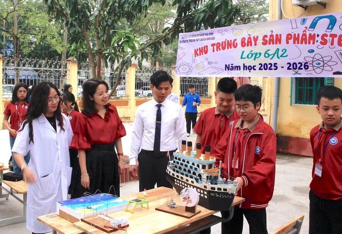 Học sinh lớp 6A2 (Trường TH-THCS-THPT Quách Đình Bảo) giới thiệu sản phẩm STEM.