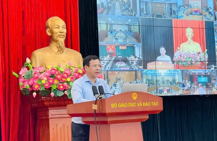 Ông Nguyễn Sơn Hải - Quyền Cục trưởng Cục Khoa học Công nghệ và Thông tin báo cáo tình hình triển khai Học bạ số, văn bằng số và cơ sở dữ liệu ngành Giáo dục.