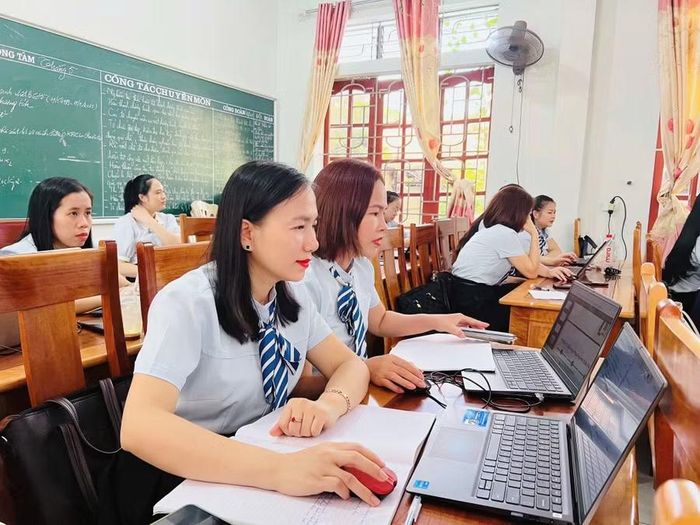 Giáo viên Trường THCS Thái Hòa (Thái Hòa, Nghệ An) tham gia tập huấn ứng dụng AI vào dạy học.