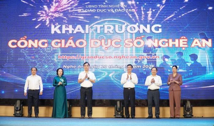 Các đại biểu thực hiện nghi thức khai trương Cổng giáo dục số Nghệ An. Ảnh: Hồ Lài