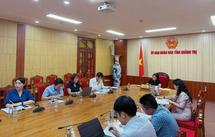 Điểm cầu Quảng Trị theo dõi chương trình trao đổi, đánh giá kết quả thực hiện nhiệm vụ giáo dục.
