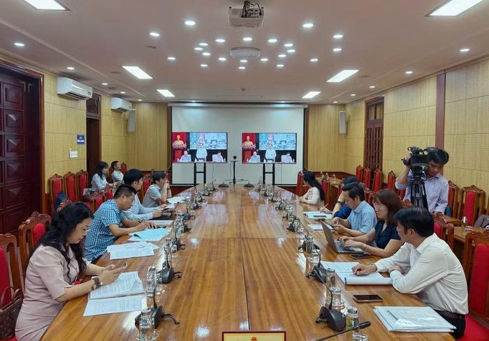 Đại biểu tại điểm cầu Quảng Trị lắng nghe phát biểu của Bộ trưởng Bộ GD&ĐT Hoàng Minh Sơn.