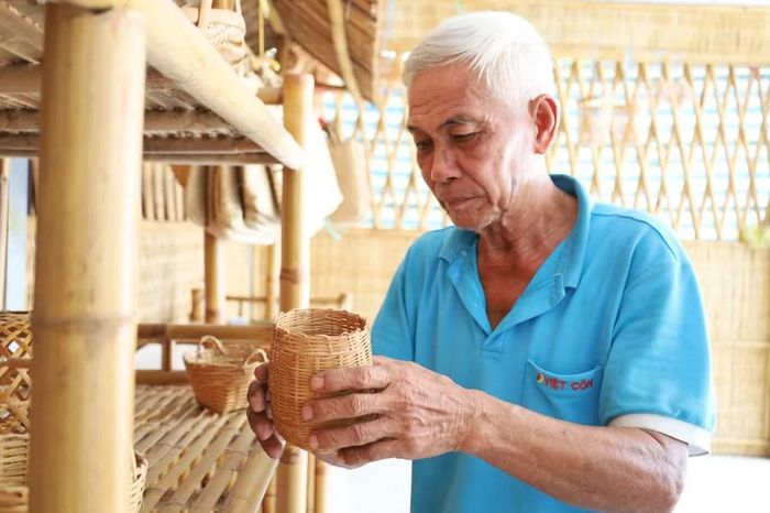 Những sản phẩm tại làng nghề gợi cho ông Đạt ký ức tuổi thơ.