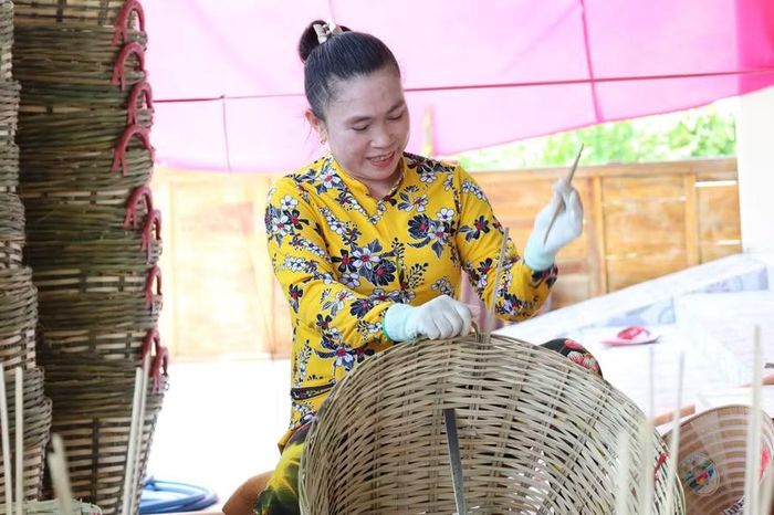 Một nhân công đang đan cần xé.