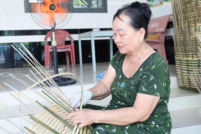 Người dân đan thuê mỗi ngày kiếm khoảng 150 nghìn đồng.
