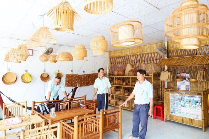 Khu trưng bày sản phẩm tại làng nghề.