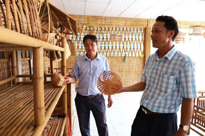 Người dân tham quan khu trưng bày.