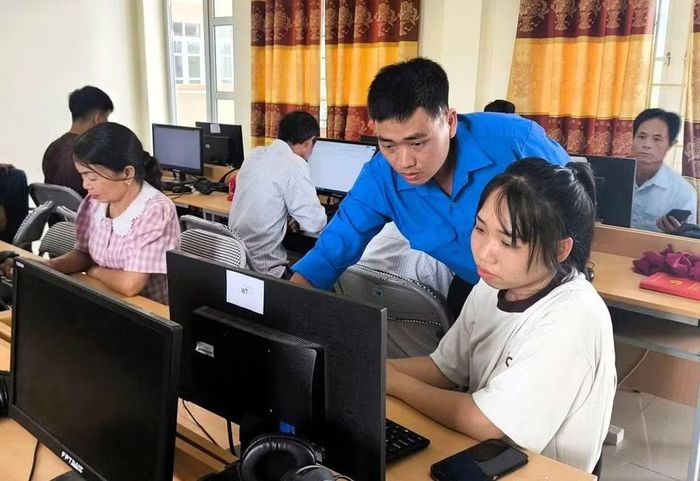 Người dân xã Lộc Bình (tỉnh Lạng Sơn) được sử dụng các ứng dụng số.