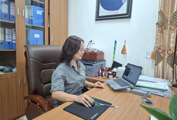 Bà Phạm Thị Thanh Hải, Hiệu trưởng Trường THCS Nha Trang triển khai công việc qua hệ thống phần mềm.