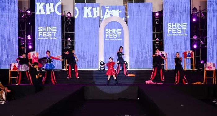 Trần Thảo Vy gây chú ý với màn thay đổi trang phục ngay trên sân khấu Shine Fest 2026. Đặc biệt, màn "quick-change” vô cùng mượt mà, thần tốc ngay giữa phần trình diễn của Thảo Vy đã khiến người xem vô cùng ấn tượng. Sự chuyển dịch trang phục bất ngờ nhưng chuẩn xác đến từng nhịp điệu đã tạo nên hiệu ứng mạnh mẽ. Cất cao tiếng hát bằng chất giọng vang, trong trẻo, Thảo Vy đã truyền tải trọn vẹn thông điệp về những ước mơ, ngọn lửa đam mê và khát khao vươn lên của thế hệ trẻ đúng với tinh thần bài hát.