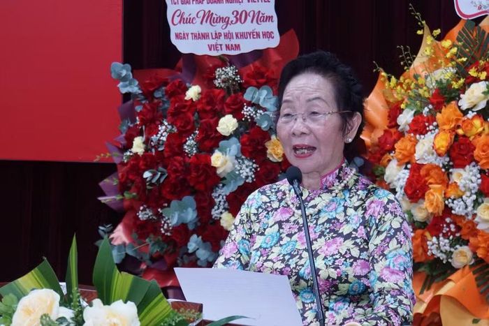 GS.TS Nguyễn Thị Doan - Nguyên Ủy viên Ban Chấp hành Trung ương Đảng, nguyên Phó Chủ tịch nước, Chủ tịch Hội Khuyến học Việt Nam phát biểu tại buổi gặp mặt.