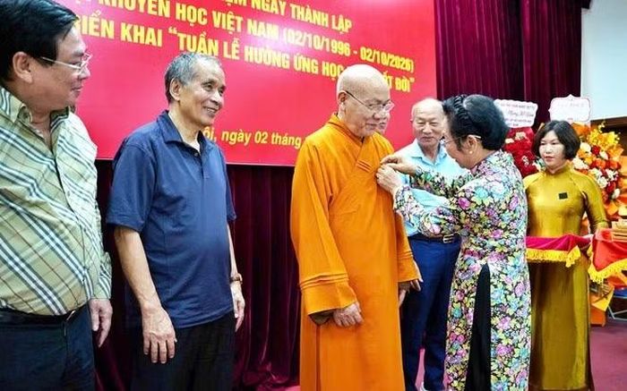 Hội Khuyến học Việt Nam trao tặng bằng khen, Kỷ niệm chương cho các tập thể, cá nhân đã đồng hành cùng Hội Khuyến học Việt Nam trong nhiều hoạt động thời gian qua. Ảnh: Công dân & Khuyến học.