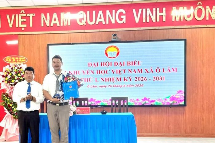 Lãnh đạo xã Ô Lâm (tỉnh An Giang) trao quyết định Chủ tịch Hội Khuyến học xã Ô Lâm nhiệm kỳ 2026 - 2031.