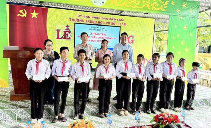Hội Khuyến học xã Ô Lâm tham gia trao học bổng "Xây dựng tương lai" tại Trường THCS Ô Lâm.