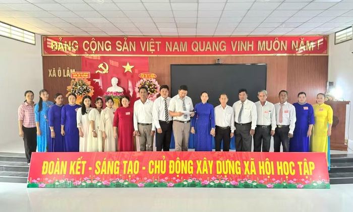Ban Chấp hành Hội Khuyến học xã Ô Lâm (tỉnh An Giang) lần thứ I, nhiệm kỳ 2026 - 2031 ra mắt tại Đại hội.