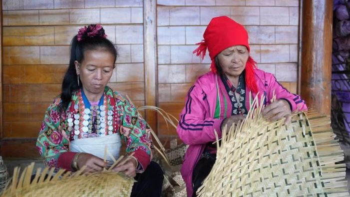 Nhiều người cao tuổi vẫn còn thành thạo nghề đan lát và truyền dạy lại cho con cháu.