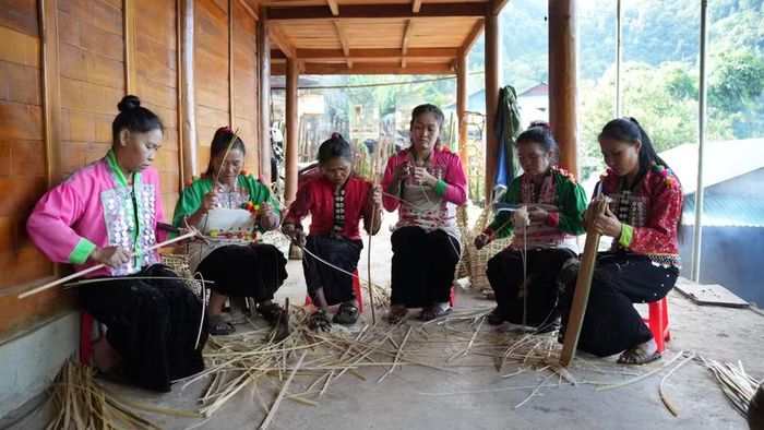 Người dân sơ chế nguyên liệu để chuẩn bị thực hành đan lát.