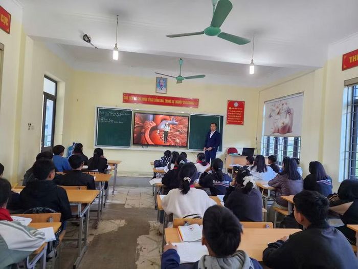 Thầy Nguyễn Tiến Sỹ ứng dụng học liệu số, hình ảnh trực quan trong giờ học, góp phần tạo hứng thú cho học sinh.