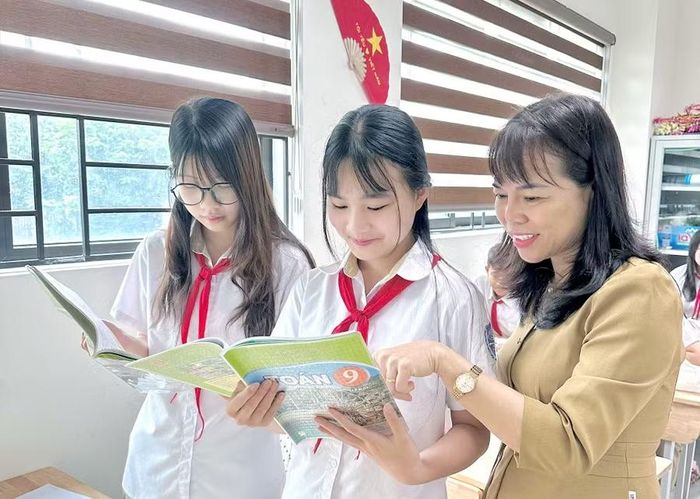 Cô trò lớp 9, Trường THCS Tây Mỗ (phường Tây Mỗ, Hà Nội) trong giờ Toán. Ảnh: Đình Tuệ.
