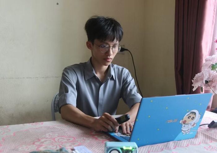 Thầy Nguyễn Sỹ Thành, giáo viên Trường TH&THCS số 1 Bản Lang chuẩn bị bài giảng.