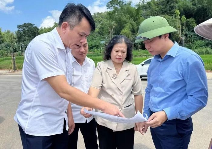 Chủ tịch UBND tỉnh Lê Hải Hòa kiểm tra thực địa dự án đường tránh Nước Hai, xã Hòa An. Ảnh: BCB