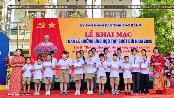 Học sinh nhận học bổng khuyến học, khuyến tài của Hội Khuyến học tỉnh. Ảnh: BCB