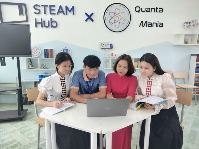 Cô Hoàng Huyền Trang, giáo viên Trường PTDTNT THPT tỉnh Điện Biên (áo đỏ), hướng dẫn học sinh khai thác dữ liệu trên Kho học liệu số giáo dục.