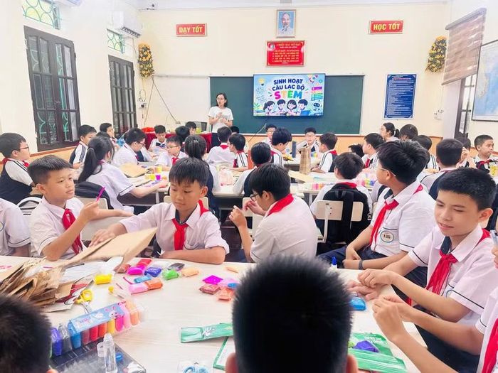 Học sinh Trường THCS Trần Đăng Ninh (phường Nam Định) tham gia hoạt động trải nghiệm tại Câu lạc bộ STEM.