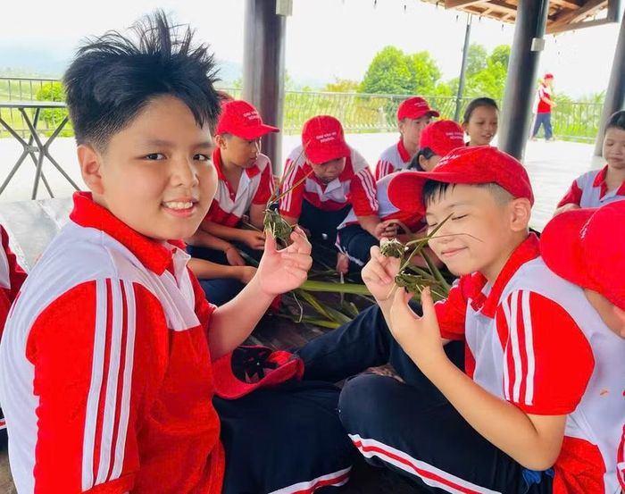 Niềm vui hiện trên gương mặt các em trong hoạt động sáng tạo từ lá cây.