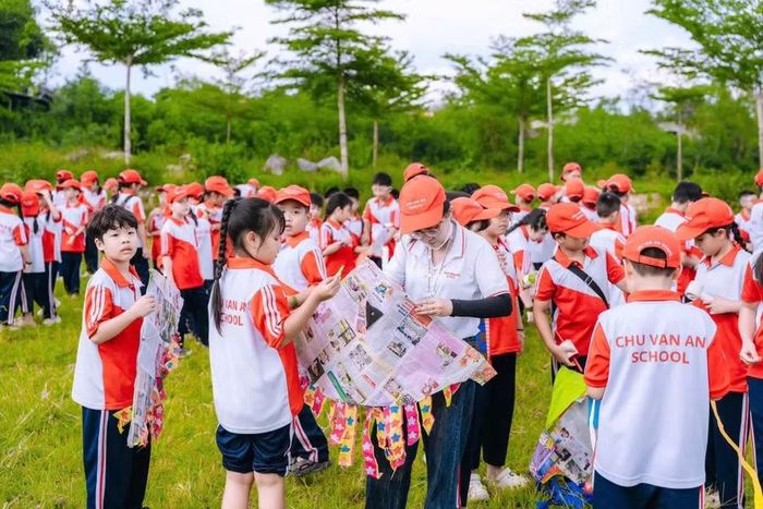 Học sinh được hướng dẫn các kỹ năng tự làm một chiếc diều.