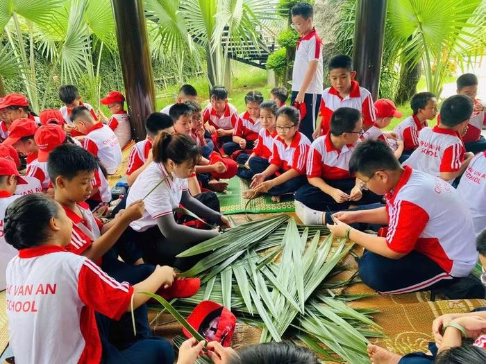 Các em thỏa sức sáng tạo với những chiếc lá có sẵn trong tự nhiên.