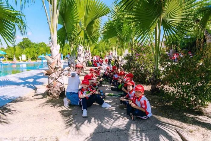 Cô Nguyễn Thị Hoa, Phó Hiệu trưởng Trường Tiểu học Chu Văn An đồng hành cùng học sinh trong các hoạt động trải nghiệm.