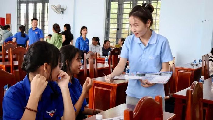 Các đoàn viên thanh niên được doanh nghiệp tư vấn tuyển dụng.