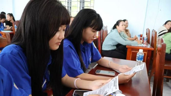  Học sinh, đoàn viên thanh niên xã Lương Sơn theo dõi thông tin tuyển dụng của các doanh nghiệp trên địa bàn tỉnh Lâm Đồng. 